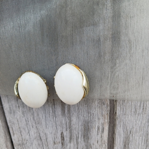 Vintage Oval Milk Glass Silver Tone Clip On Earrings - Picture 2 of 5